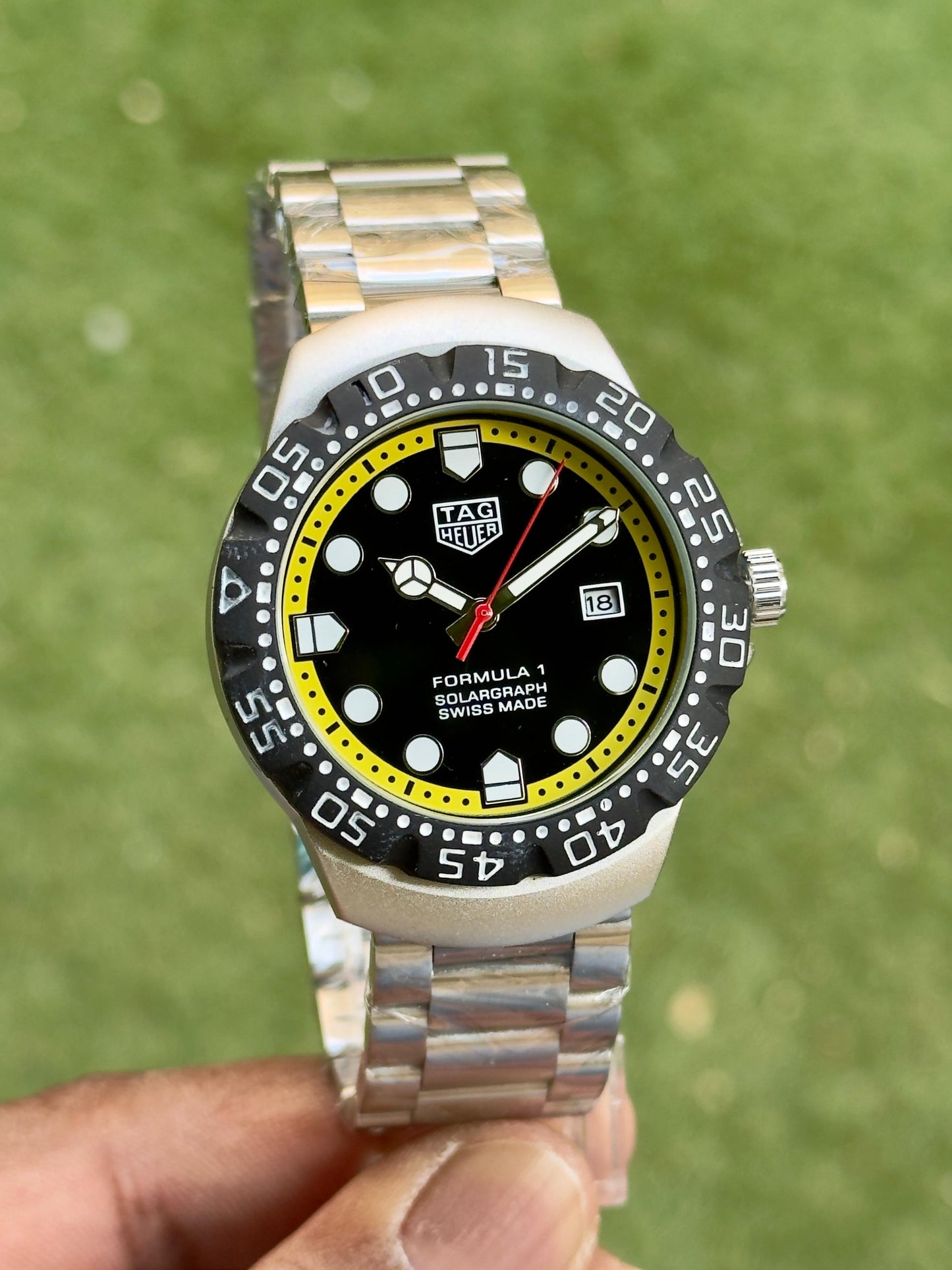 TAG HEUER FORMULA 1 MEN'S WATCH – SPORTY DIAL WITH ROTATING BEZEL & STAINLESS STEEL BRACELET