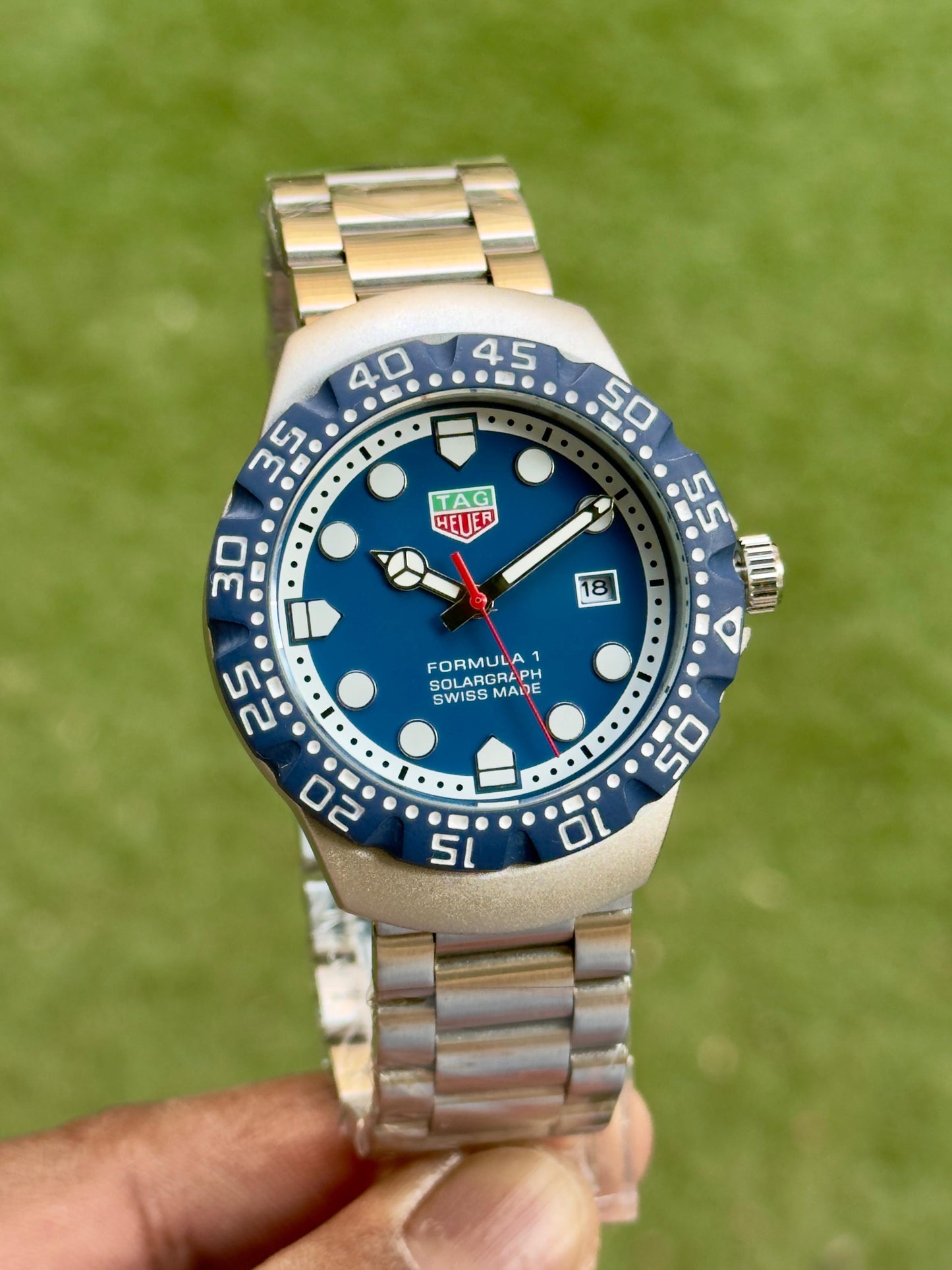 TAG HEUER FORMULA 1 MEN'S WATCH – SPORTY DIAL WITH ROTATING BEZEL & STAINLESS STEEL BRACELET